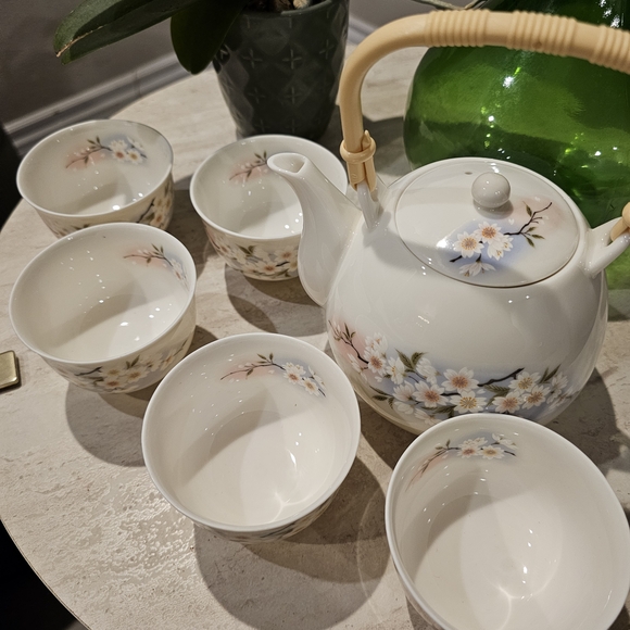 Teapot and matching cups set 7. Beautiful cherry Blossoms design. - Picture 4 of 8